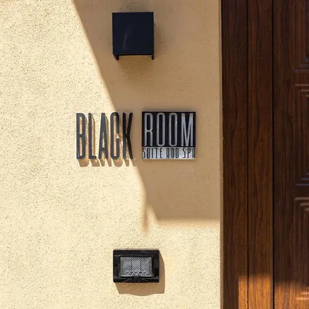 度假居 Black And *